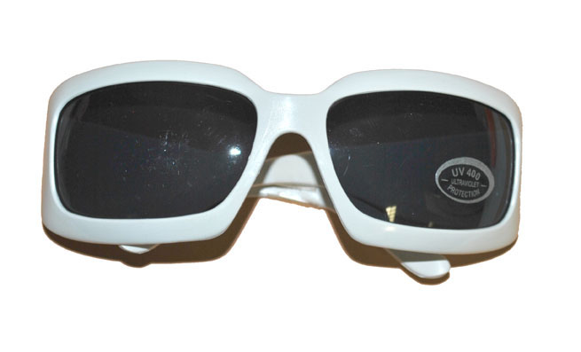 Witte zonnebril, vierkant - Klik op de afbeelding om het venster te sluiten